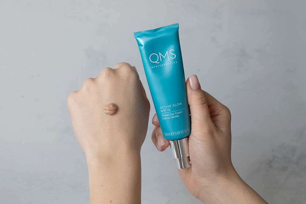 QMS Active Glow Tinted Day Cream SPF 15 Proteinowy krem koloryzujący z filtrem 50 ml