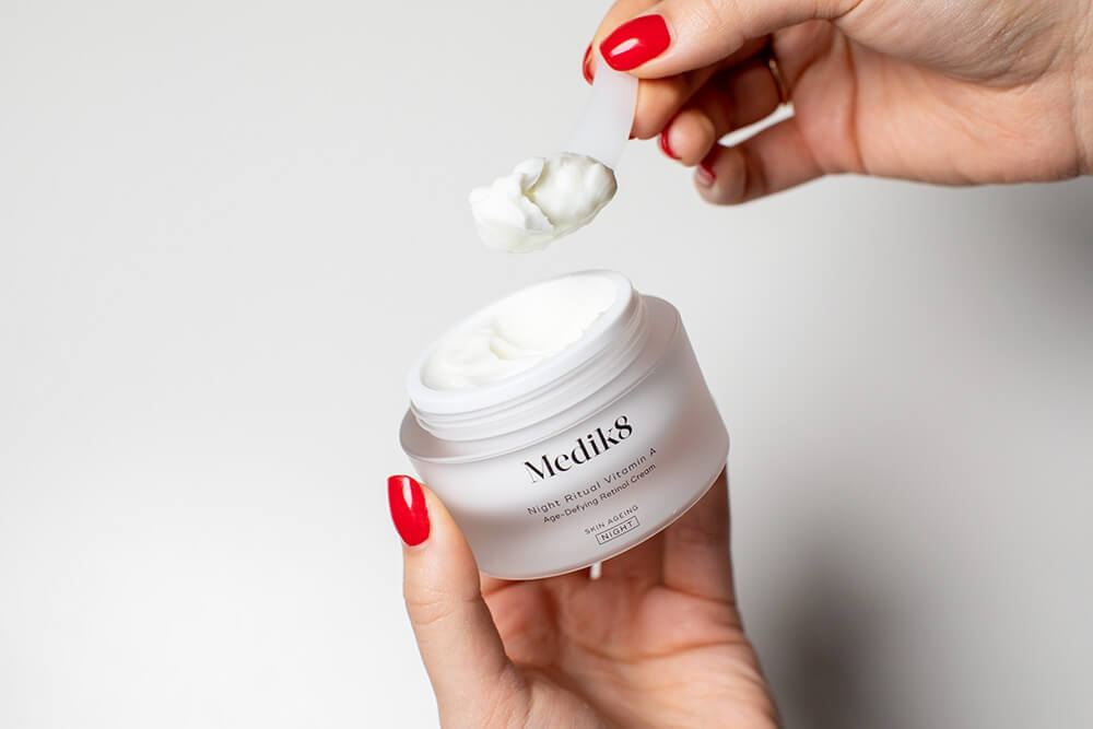 Medik8 Intelligent Retinol Smoothing Night Cream Krem z retinolem 0,2 % usuwający oznaki starzenia 50 ml