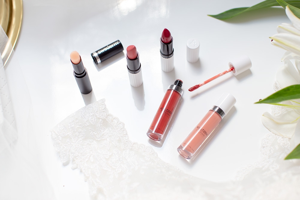Und Gretel Tagarot Lipstick 3 Pomadka (kolor Dahlia) 3,5 gUnd Gretel Tagarot Lipstick 1 Pomadka (kolor Rose) 3,5 gSwederm Chameleon Lip Balm Balsam do ust 3 mlUnd Gretel Knutzen Lip Gloss 7 Błyszczyk (kolor Nude Shimmer) 6 mlUnd Gretel Knutzen Lip Gloss 4 Błyszczyk (kolor Matte Sunrise Red) 6 ml