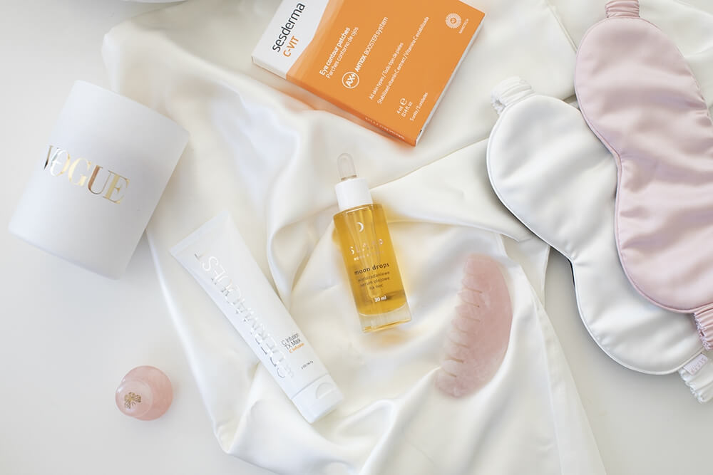 Slaap Moon Drops Wielozadaniowe serum olejowe na noc 30 mlSesderma C-VIT Eye Contour Patches Płatki pod oczy 5x4 mlEasy Livin Grzebień z Różowego Kwarcu Wykonany ręcznie grzebyk z kamienia 1 szt.Slaap Silk Mask White Jedwabna opaska na oczy do spania (biała) 1 szt.Dermaquest C Infusion TX Mask Przeciwstarzeniowa maska z kwasem alfa-liponowym [10%] i lipofilową formą witaminy C [4%] 57 mlCrystallove Opaska Na Oczy Do Spania Jedwabna (kolor różowy) 1 sztCrystallove Grzybek do Masażu z Kwarcu Różowego Grzybek do masażu twarzy, ciała oraz skóry wokół oczu 1 szt.