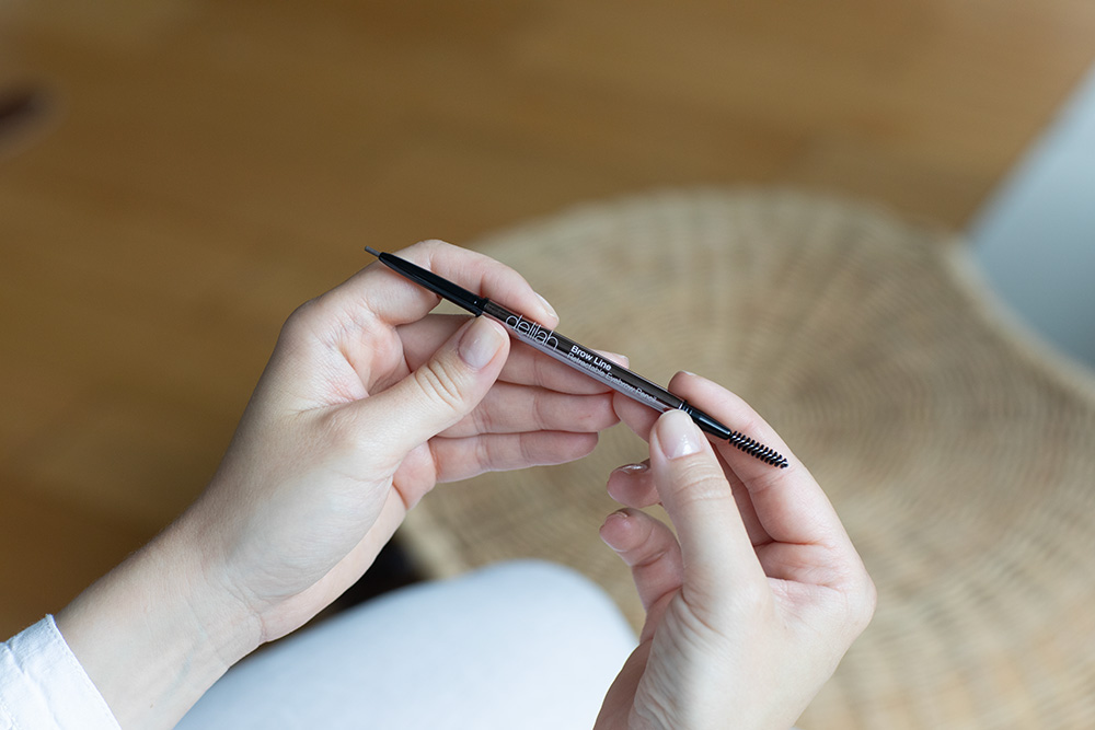 Delilah Brow Line Retractable Eyebrow Pencil With Brush Wysuwana kredka do brwi (kolor Sable) 0,08 g