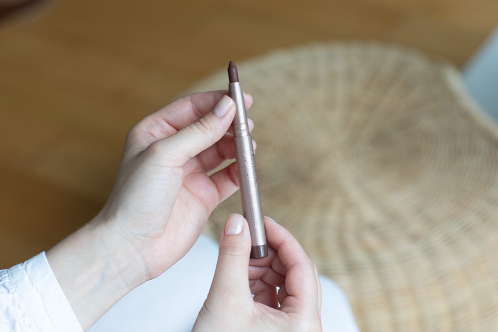 Delilah Smooth Shadow Stick Cień do powiek w sztyfcie (kolor Hot Chocolate) 1,4 g