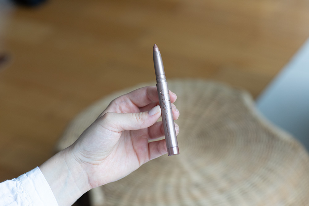Delilah Smooth Shadow Stick Cień do powiek w sztyfcie (kolor Pink Champagne) 1,4 g