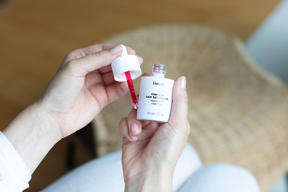 Iossi Intensive Dark Spot Serum Serum na przebarwienia z resweratrolem, witaminą C i niacynamidem 30 ml