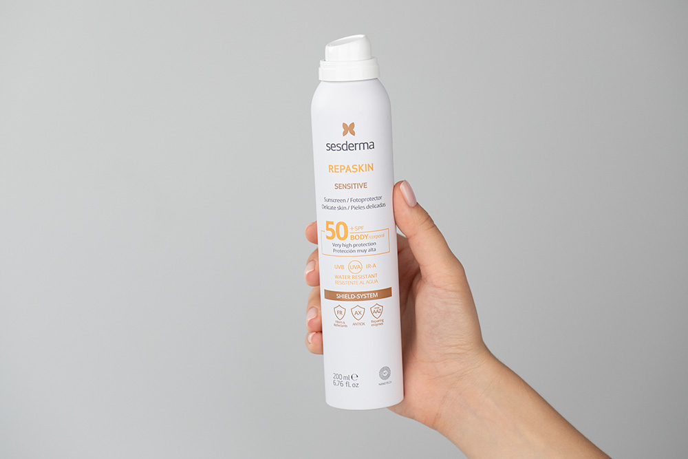 Sesderma Repaskin Aerosol Sensitive SPF 50+ Wodoodporny spray z ochroną przeciwsłoneczną przed UVA, UVB oraz IR do ciała 200 ml