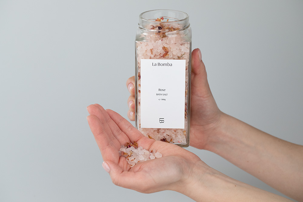 La Bomba Rose Sól do kąpieli z płatkami róży 680 g