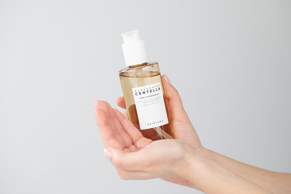 Skin1004 Madagascar Centella Light Cleansing Oil Lekki olejek myjący do twarzy 200 ml