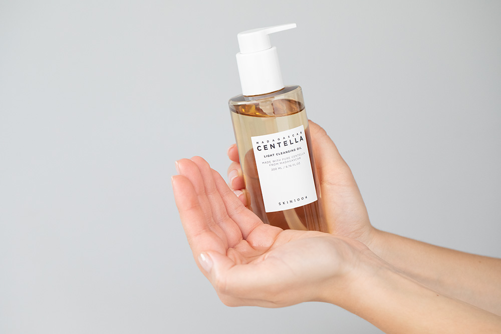 Skin1004 Madagascar Centella Light Cleansing Oil Lekki olejek myjący do twarzy 200 ml